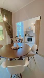 奥帕提亚Apartment with spacious terrace Villa Floramy的厨房里配有餐桌和椅子