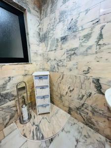 斯利马XL Seafront Home in Sliema的一间带水槽和大理石墙的浴室