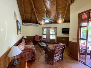 特拉Honduras Shores Plantations的带沙发和吊扇的客厅