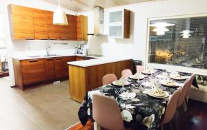 罗瓦涅米Nordic Villa with private sledding hill的厨房配有带黑白桌布的餐桌