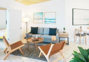 EnighedIsland Oasis: Beach & Views的客厅配有沙发和桌椅