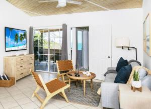 EnighedIsland Oasis: Beach & Views的客厅配有沙发和桌子