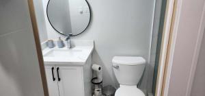 多伦多Scarborough New 2-Bedroom Basement的浴室设有白色的卫生间和镜子