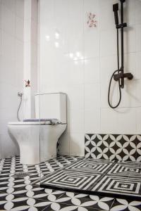 斯基亚索斯镇Hotel Kostis的一间带卫生间的浴室,铺有黑白地板。