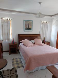 帕拉蒂班赞旅馆的一间卧室配有一张带粉红色床单的大床