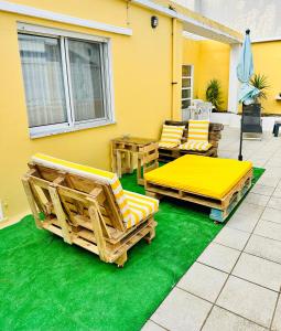 蓬塔德尔加达DMCharme的绿地庭院配有桌椅
