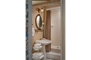 阿什维尔雅宝阿什维尔住宿加早餐旅馆的浴室配有盥洗盆和浴缸。