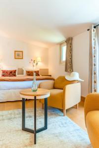格雷乌莱班勒马斯克莱梅丽尔酒店的客厅配有沙发和1张床