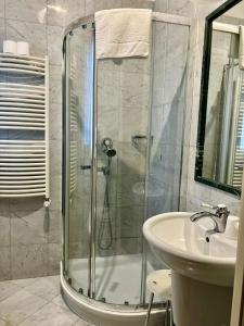 威尼斯Hotel Ristorante Ca' Nova的带淋浴和盥洗盆的浴室