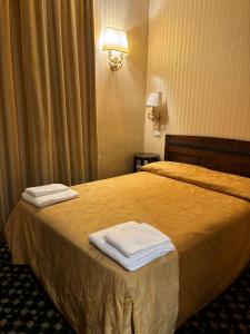 威尼斯Hotel Ristorante Ca' Nova的酒店客房,配有带毛巾的床