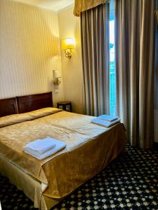 威尼斯Hotel Ristorante Ca' Nova的酒店客房,配有带毛巾的床