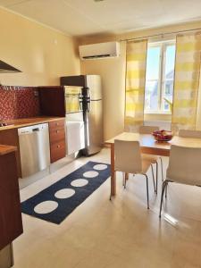 GrytaApartment in private villa的厨房以及带桌椅的用餐室。