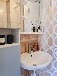 GrytaApartment in private villa的一间带水槽和镜子的浴室