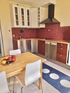 GrytaApartment in private villa的厨房配有木桌和一碗水果