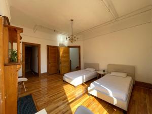 纽约Large Room in Charming Townhouse的铺有木地板的客房内的两张床