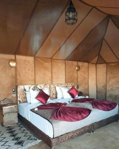 梅尔祖卡Sahara Luxurious Camp的一间帐篷内带两张床的卧室