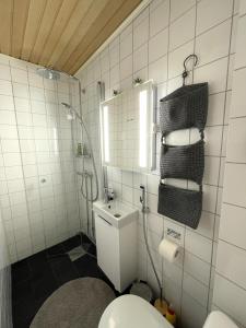 波尔沃BySannah的一间带卫生间、淋浴和镜子的浴室