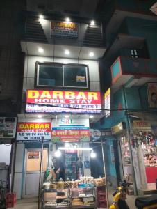 加雅Darbar Homestay的前面有标牌的商店