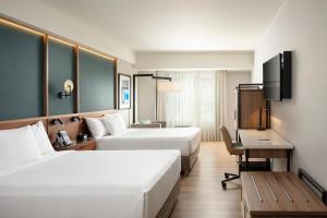 利马利马米拉弗洛雷斯万怡酒店的酒店客房配有两张床和一张书桌
