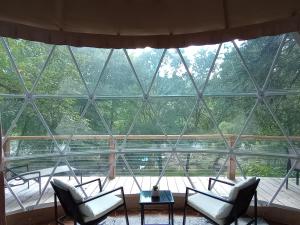 SuttonGlampOut Resort - Elk River的一个带两把椅子的大玻璃窗