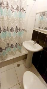 皮乌拉Hotel Loma Hermosa的浴室配有水槽、卫生间和浴帘