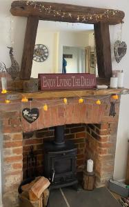 查尔德Cosy cottage的砖砌壁炉,上面有读书的标志,创造出生活梦想