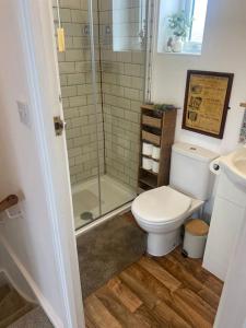查尔德Cosy cottage的一间带卫生间和玻璃淋浴间的浴室