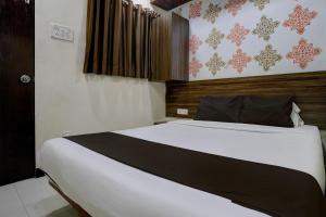 孟买Mumbai Residency的卧室配有一张白色大床