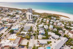 西耶斯塔岛Siesta Key Island Rentals的城市与海滩的空中景观