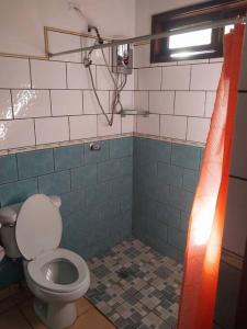 奇南德加Charming 3 bedroom house的一间带白色卫生间的浴室和窗户。