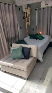 加里波第Recanto dos pássaros的卧室前设有一张床和一张沙发