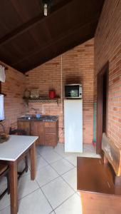 Pousada Parque da Cachoeira的厨房或小厨房