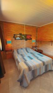 圣弗朗西斯科-迪保拉Pousada Parque da Cachoeira的一间卧室,卧室内配有一张大床