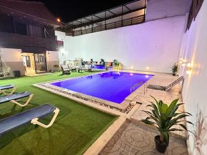 杰里科Jericho Palestine, Panorama Villa- View, Full Privacy & Pool的庭院中带紫色灯的游泳池
