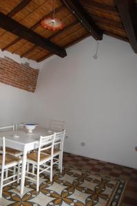 加尔泰利Rifugio Di Galte的一间配备有白色桌椅的用餐室