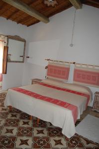 加尔泰利Rifugio Di Galte的一间位于地毯间的卧室