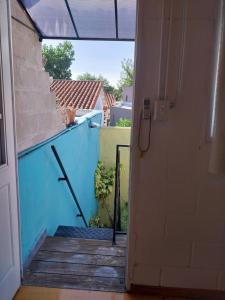 圣伊西德罗Lollapalooza muy cerca的通往带蓝色墙壁的阳台的开放式门