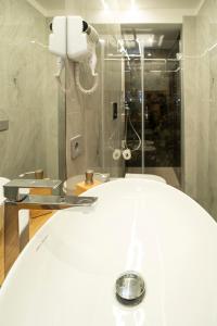 阿奇卡斯泰洛La Scogliera In的带淋浴和卫生间的白色浴室