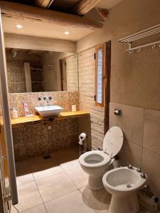 米娜克拉韦罗Casa Playa Mansa的一间带卫生间和水槽的浴室