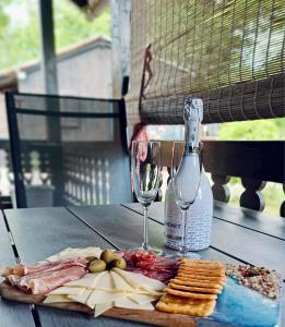 卡特兹奥布萨维Schmelcer house in Terme Čatež的一张桌子,上面放着一盘食物和一瓶葡萄酒