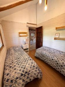米娜克拉韦罗Casa Playa Mansa的一间卧室设有两张床和盥洗盆