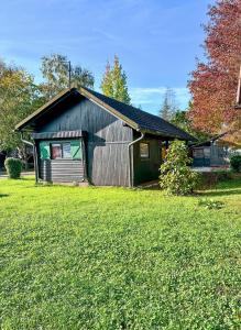 卡特兹奥布萨维Schmelcer house in Terme Čatež的前面有草地的房屋