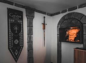 VertaizonSuite privative Le seigneur des anneaux Gondor的墙上的壁炉标志