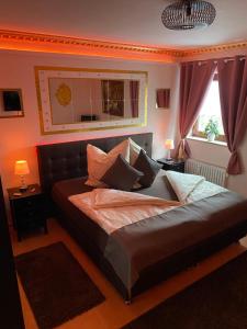 汉堡Pension King Royal的一间卧室配有一张沙发床和一扇窗户