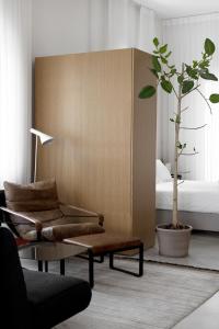 特拉维夫Rothschild 69的客厅配有椅子和床