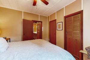 BrookdaleForest Brook的一间卧室配有一张大床和吊扇