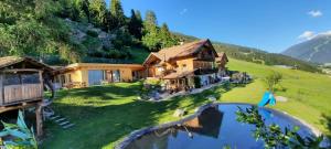 圣坎迪朵Chalet Panorama Himmelreich的山间别墅 - 带游泳池