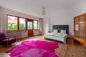 华沙Huge Luxury House - 6 floors-6 Bedrooms- center的一间卧室配有一张床和一张大粉红色地毯