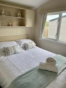 纽基Newquay Bay Resort Sandy Toes - Hosting up to 6的一间卧室配有两张带毛巾的床