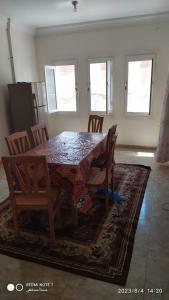 马特鲁港Luxry flat in matrouh的餐桌、桌椅和厨房